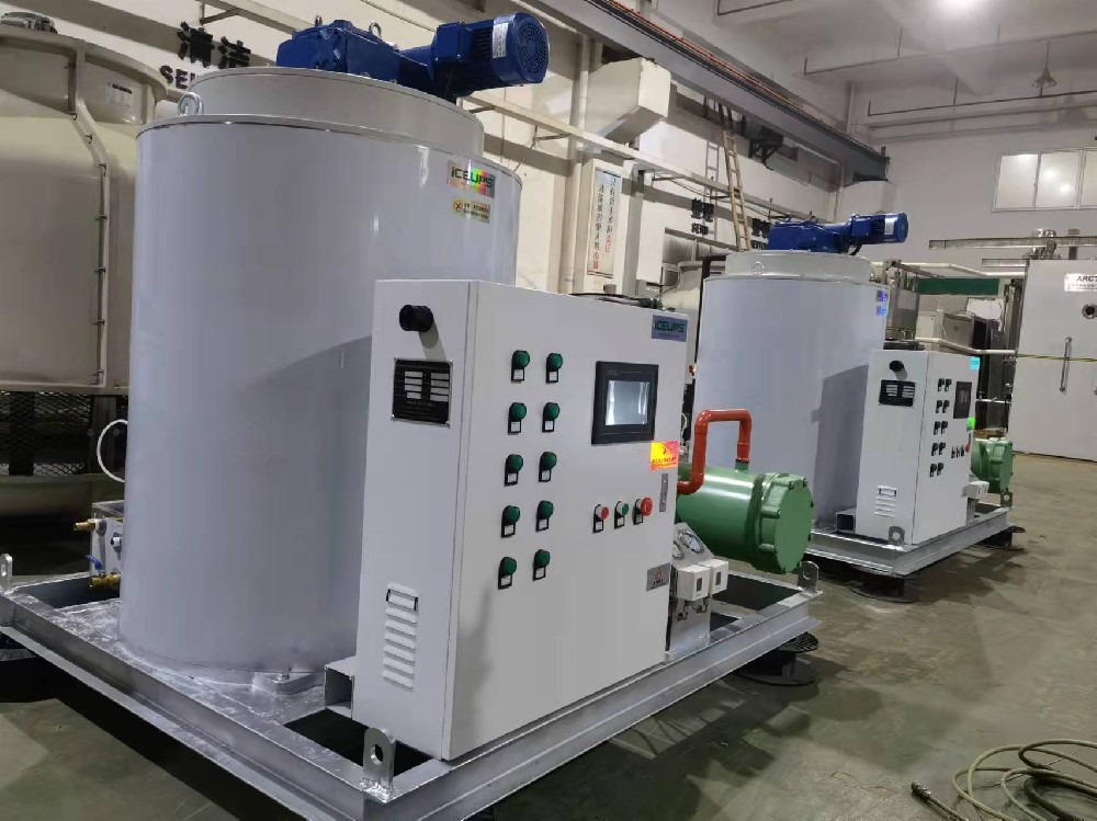 哥斯達黎加兩臺量身定制比澤爾機頭，日產(chǎn)量5噸片冰機調(diào)試完成，即將裝柜出貨。