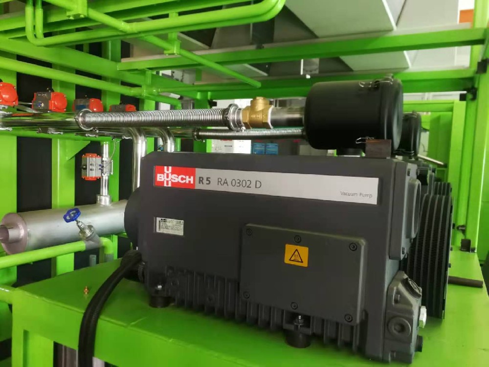 德國真空泵-螺桿式機頭-不銹鋼真空管道-環(huán)保制冷劑-特殊冷卻系統(tǒng)-高效捕水器-液壓系統(tǒng)-智能操控系統(tǒng)等等，這就是我們真空預冷機的高端配置和創(chuàng)新技術，我們不怕被模仿，因為我們一直在創(chuàng)新的路上探索……我們擁有多項核心技術和專利！