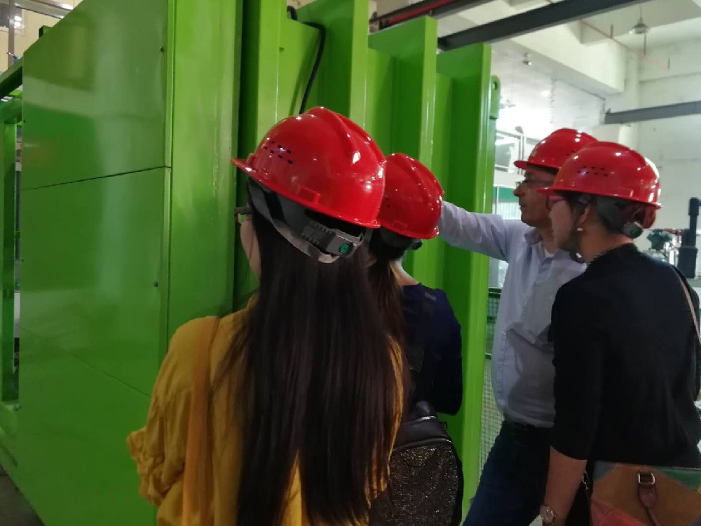 擁有種植、采摘、加工、儲存、配送一站式全產(chǎn)業(yè)鏈的德國大型現(xiàn)代農(nóng)業(yè)企業(yè)領導親臨我司，現(xiàn)場檢測其采購的大型真空預冷機。