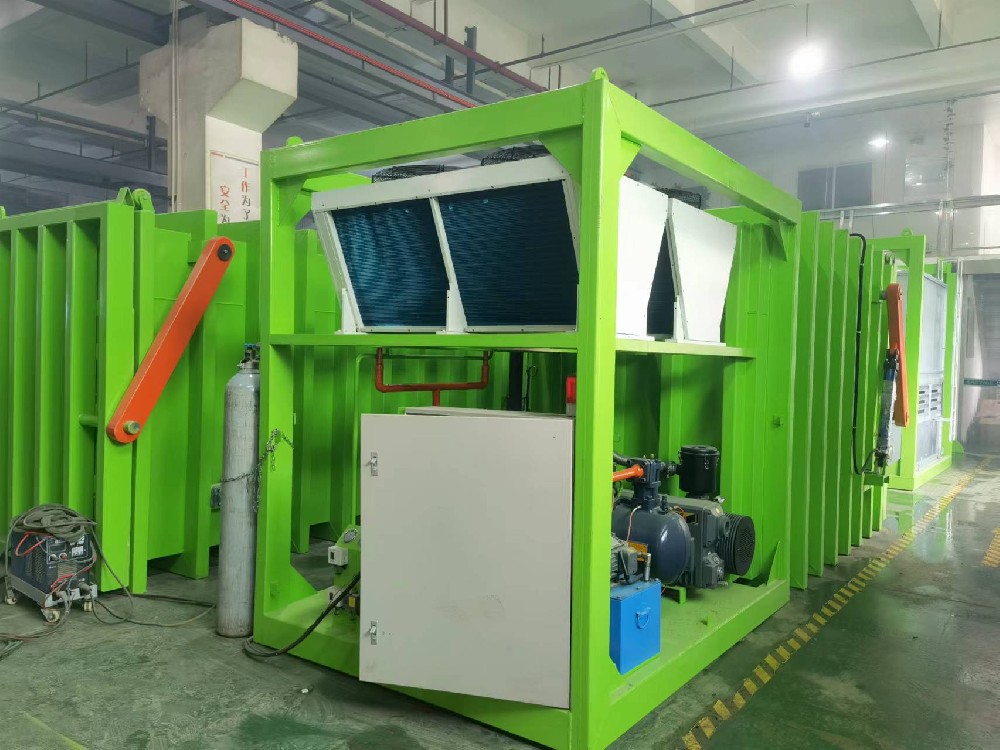 處理量2卡板蒸發(fā)冷定制型，處理量2卡板風冷定制型果蔬真空預冷機發(fā)往西寧蔬菜基地，兩位蔬菜老板在定我們的設備之前，也是把廣東這邊做真空預冷機的廠家全部考察完了，最后過來我們工廠訂設備時只說了一句話：左看右看，還是你們工廠實力強大，配置高端，工藝先進！