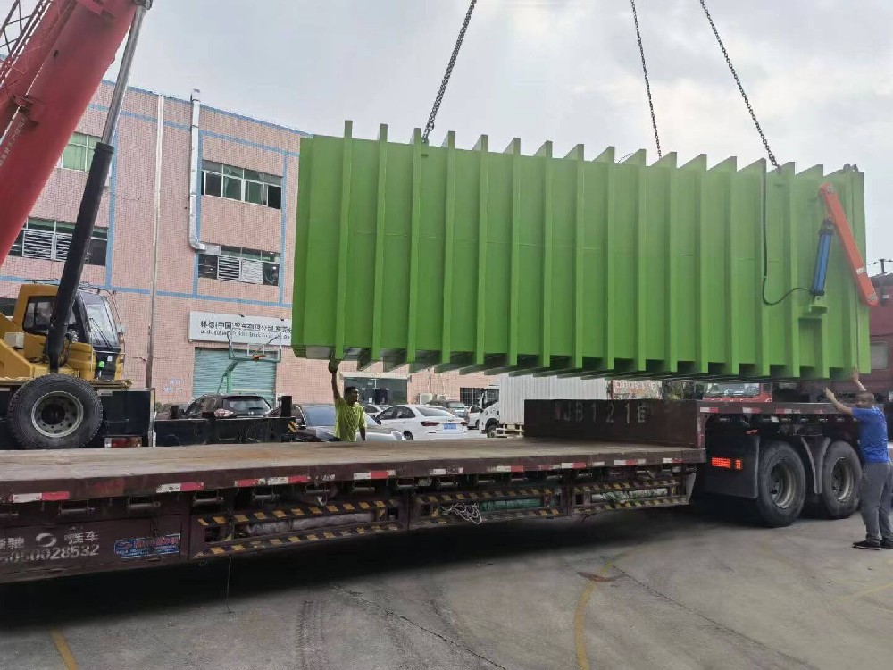 每次處理量6噸12卡板果蔬真空預(yù)冷機(jī)，繼續(xù)發(fā)貨到國內(nèi)上海青最大基地山東曹縣，我們的高端真空預(yù)冷機(jī)在那里的市場占有率高達(dá)90%以上！我們的設(shè)備節(jié)能省電，擁有核心技術(shù)的三級降溫系統(tǒng)，降溫快速時(shí)間短，葉菜夾層水分處理甘爽，貨架期長不易腐爛。