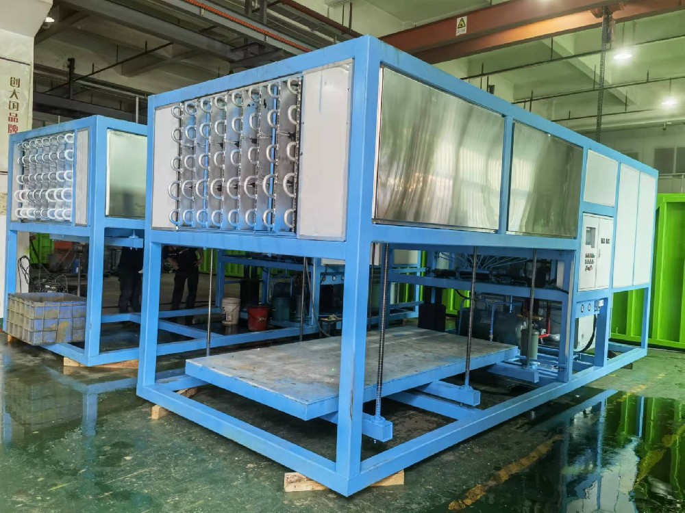 墨西哥客戶量身定制，蒸發(fā)冷一套日產(chǎn)冰量五噸，一套日產(chǎn)冰量十噸直冷冰磚機(jī)今天裝柜，感謝客戶對(duì)愛斯奧設(shè)備的支持與厚愛！