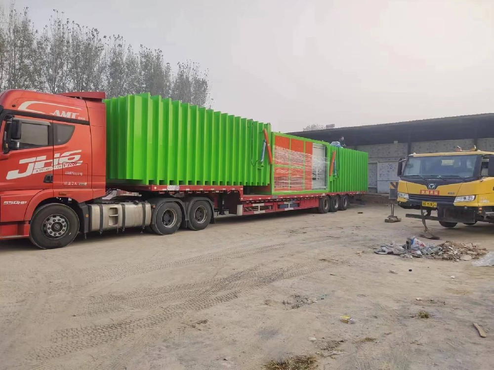 處理量4噸雙槽，8卡板果蔬真空預(yù)冷機(jī)發(fā)往云南蔬菜基地，云南是國內(nèi)最早使用真空預(yù)冷機(jī)的地區(qū)，也是價(jià)格相對(duì)比較低的市場，由于早期的真空預(yù)冷機(jī)技術(shù)含量低，配置低端，效果差，效率低，使用成本高，越來越多的客戶開始選用我們高端真空預(yù)冷機(jī)。