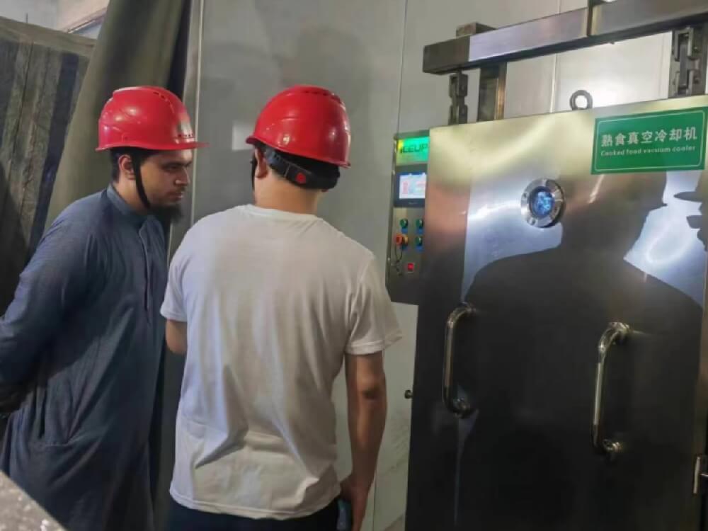 南亞客戶實(shí)地考察我司熟食真空冷卻機(jī)工廠，并親自操作設(shè)備，50度以上高溫食品降到常溫15度僅需幾分鐘內(nèi)完成，客戶對我們真空快速冷卻機(jī)效率非常滿意，現(xiàn)場隨即訂購一套處理量200公斤的設(shè)備。感謝客戶對“愛斯奧”高端品牌的支持與厚愛！