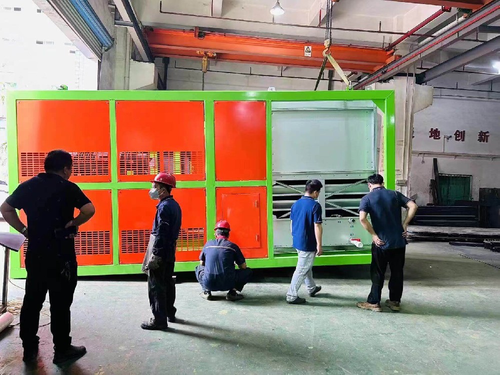 很多客戶都跟我說你們價格比人家要高，不過質(zhì)量確實(shí)比人家好這是良心的評價，從實(shí)際出發(fā)，也說明這些客戶的眼光非常獨(dú)到；當(dāng)然也有很多客戶因為買了其他廠家的設(shè)備，經(jīng)常出問題，因為技術(shù)太落后，原廠家沒辦法修復(fù)，后來又找到我們說自己走彎路了，花了冤枉錢，后悔都來不及了，這世間沒有后悔藥，只有親身經(jīng)歷才會明白。近期新鮮蔬菜高峰上市，我們的高端真空預(yù)冷機(jī)每天都在頻繁的發(fā)往全國各大蔬菜基地，市場占有率非常高，這工藝，這配置，這外觀，這技術(shù)……需要了解我們開發(fā)的三級降溫核心技術(shù)，記得找我們哦。