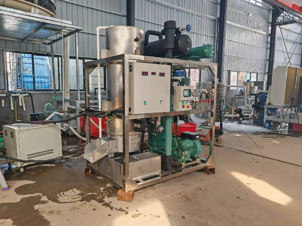 前幾天有個客戶說我見過你們的機(jī)器，外觀確實(shí)不錯，價格比別人貴了。這個客戶其實(shí)只說對了一半，一個產(chǎn)品，特別是機(jī)械設(shè)備，如果你的外觀能做得很好，說明你的工藝非常先進(jìn)，不然哪來的這么好的外觀呢，換句話說，一臺外觀難以入眼的設(shè)備，很難想象它的性能和質(zhì)量能有多好。所以說，設(shè)備的外觀取決于這個企業(yè)的先進(jìn)工藝和鑄造水平，而先進(jìn)工藝和鑄造水平又洽洽反應(yīng)了機(jī)器設(shè)備的性能和質(zhì)量。