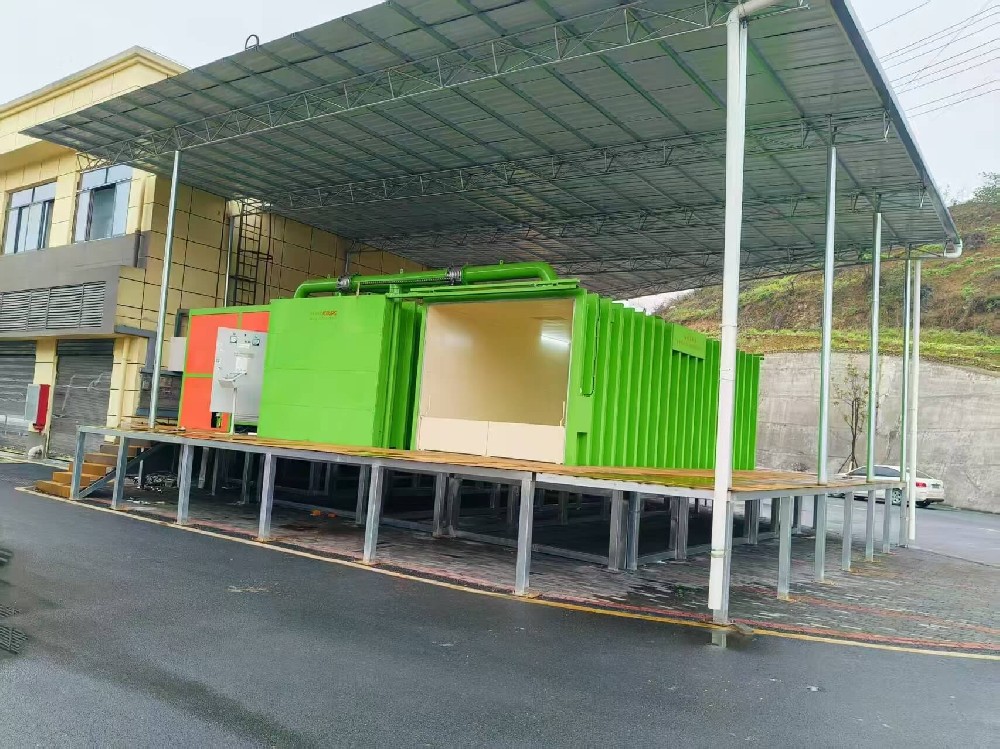 貴州客戶(hù)雙槽雙門(mén)高端三級(jí)降溫系統(tǒng)定制型果蔬真空預(yù)冷機(jī)已安裝調(diào)試完成，目前我們?cè)谫F州蔬菜基地占有率非常高，客戶(hù)現(xiàn)場(chǎng)試用后驚呼：你們這個(gè)真空預(yù)冷機(jī)比我們前年買(mǎi)的其它品牌的速度要快，蔬菜表面及夾層的水分蒸發(fā)更多，沒(méi)有凍壞的現(xiàn)象。需要去貴州現(xiàn)場(chǎng)看設(shè)備老板可以預(yù)約哈