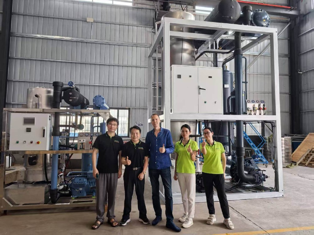 俄羅斯客戶(hù)來(lái)我司現(xiàn)場(chǎng)考察管冰機(jī)，對(duì)我們采用新技術(shù)的管冰系統(tǒng)十分感興趣，比他原來(lái)使用的英國(guó)管冰機(jī)冰脫效率更高，不管是工藝，還是技術(shù)都超過(guò)了他現(xiàn)有管冰機(jī)，當(dāng)即采購(gòu)2套日產(chǎn)量20噸的管冰機(jī)，感謝俄羅斯客戶(hù)對(duì)我們的認(rèn)可與支持！