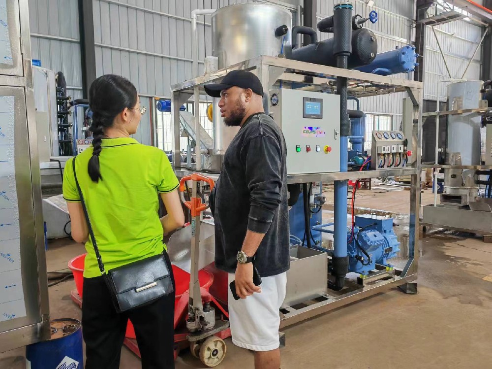 非洲客戶(hù)現(xiàn)場(chǎng)參觀(guān)我司管冰機(jī)鑄造車(chē)間，我司國(guó)際貿(mào)易部同事詳細(xì)介紹了管冰機(jī)的創(chuàng)新技術(shù)，先進(jìn)的工藝，強(qiáng)大服務(wù)團(tuán)隊(duì)，并展示了該國(guó)當(dāng)?shù)乜蛻?hù)使用我們?cè)O(shè)備的視頻，客戶(hù)十分滿(mǎn)意，表示回國(guó)后確認(rèn)一下場(chǎng)地和電源，暫時(shí)預(yù)認(rèn)1套日產(chǎn)20噸的設(shè)備符合他那邊的市場(chǎng)。